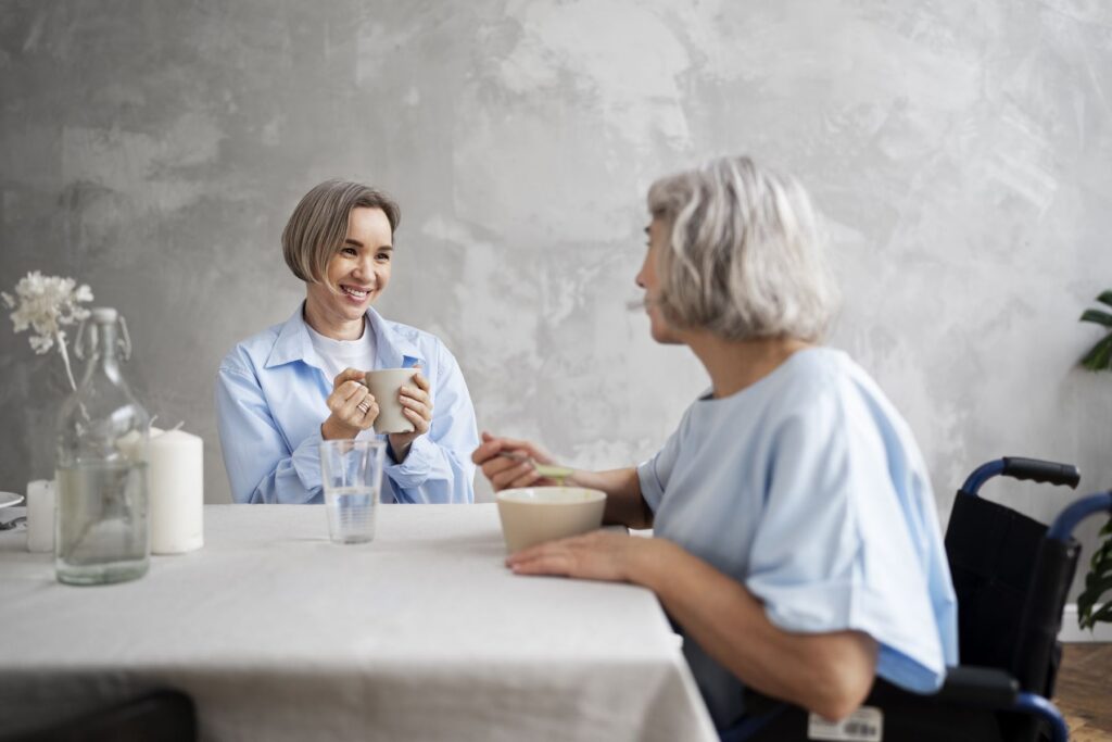 femme senior en PASA en EHPAD avec une infirmière